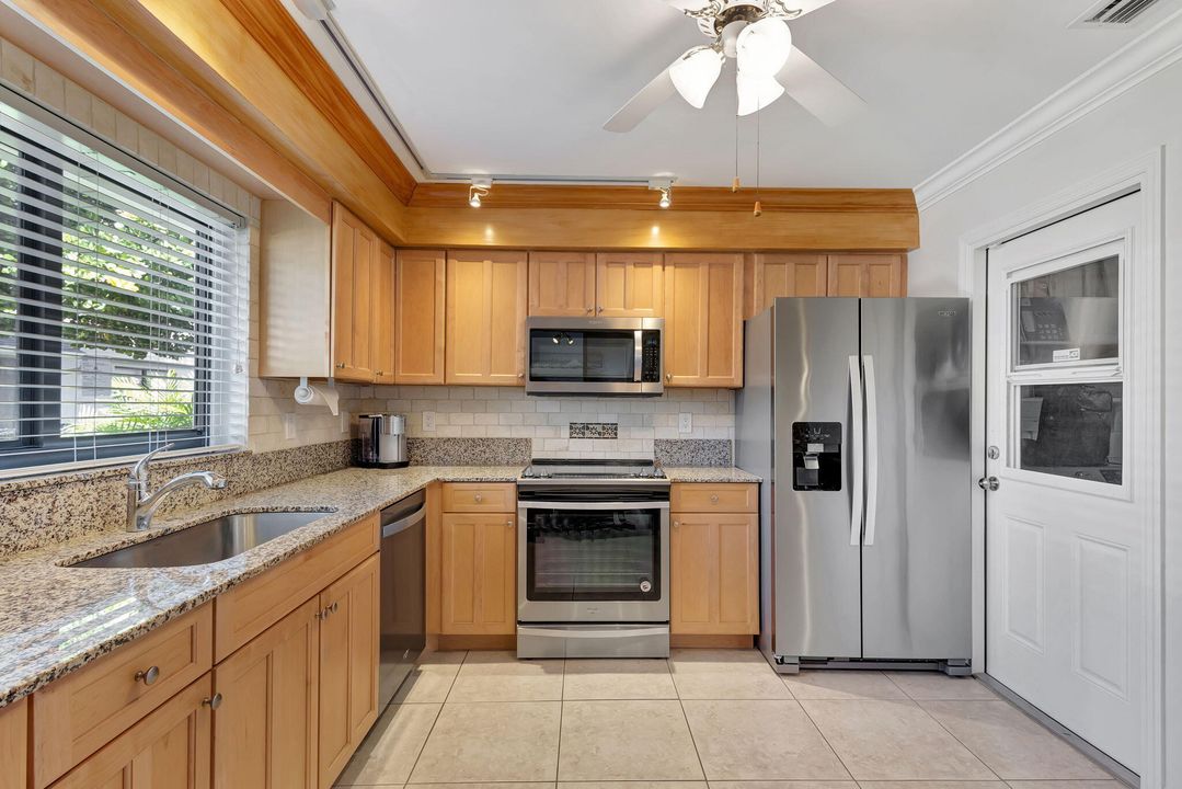 For Sale: $324,999 (2 beds, 2 baths, 1400 Square Feet)