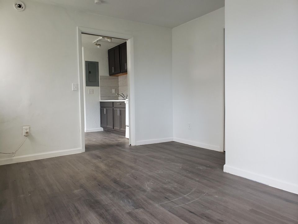 For Rent: $1,350 (1 beds, 1 baths, 600 Square Feet)