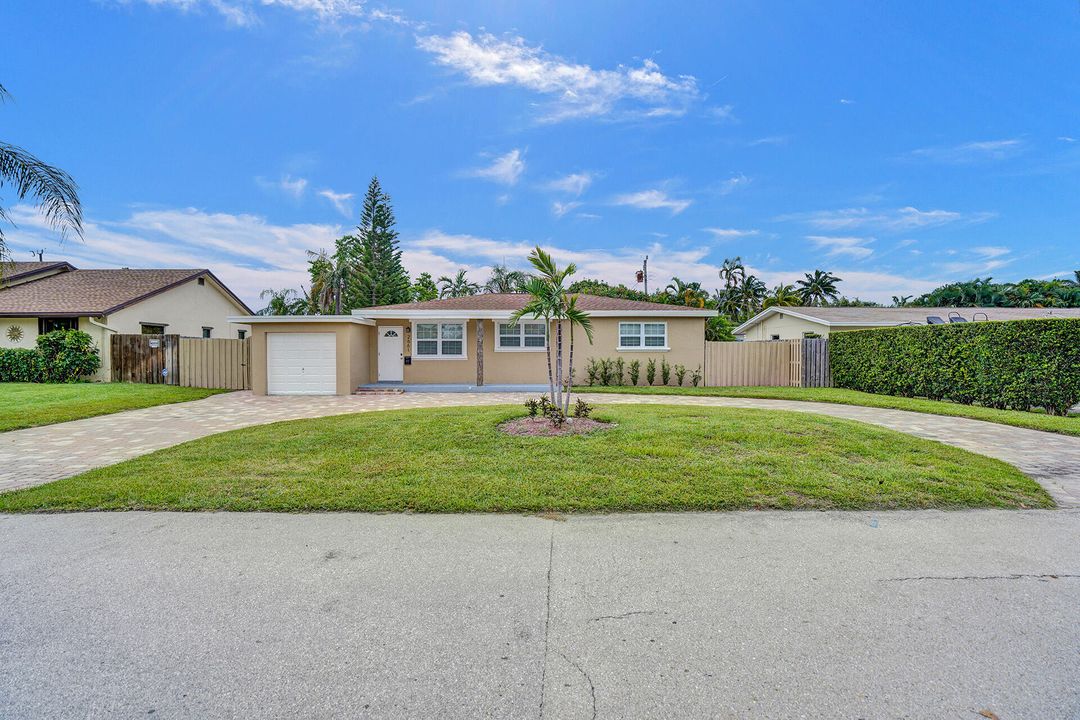 For Sale: $699,000 (3 beds, 2 baths, 1204 Square Feet)