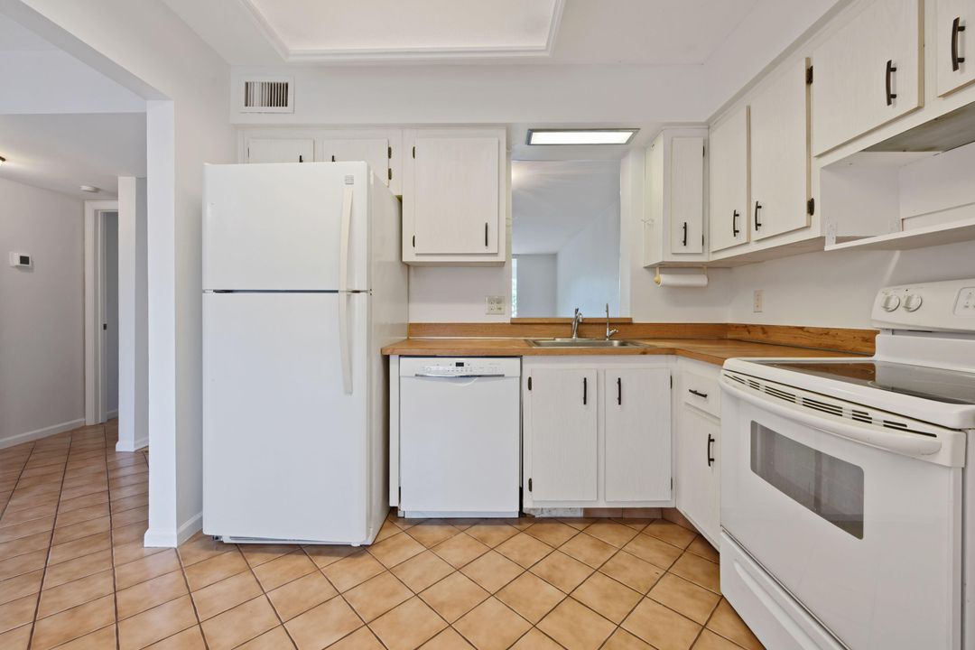 For Sale: $125,000 (2 beds, 2 baths, 1305 Square Feet)