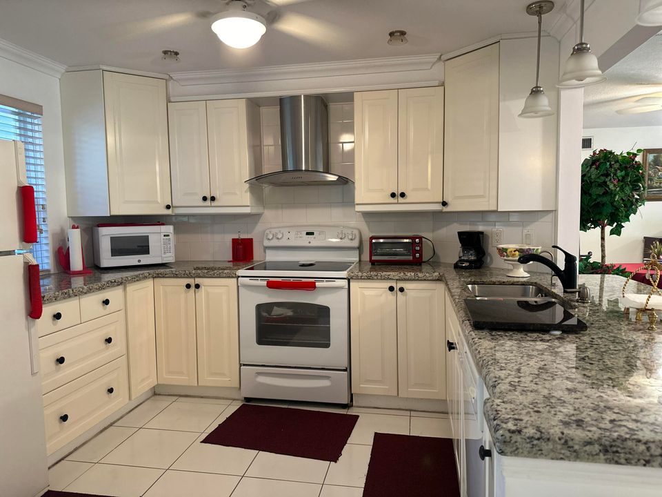 For Rent: $3,000 (2 beds, 2 baths, 955 Square Feet)