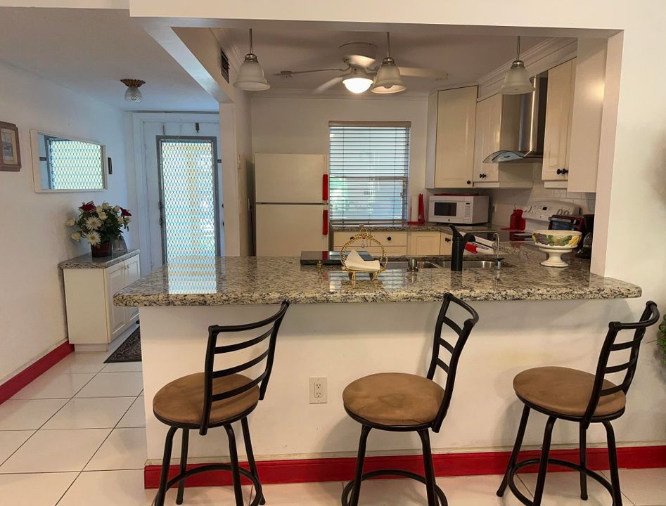 For Rent: $3,000 (2 beds, 2 baths, 955 Square Feet)