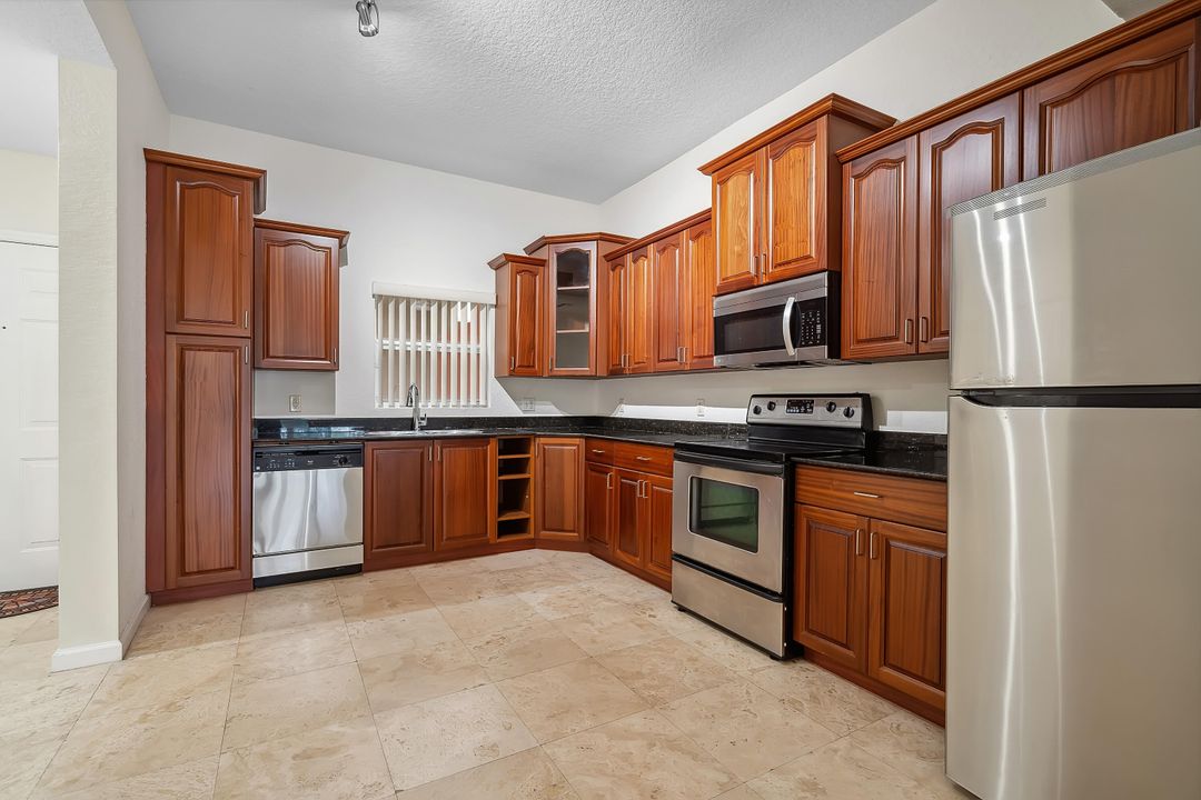 For Sale: $293,900 (2 beds, 2 baths, 1424 Square Feet)