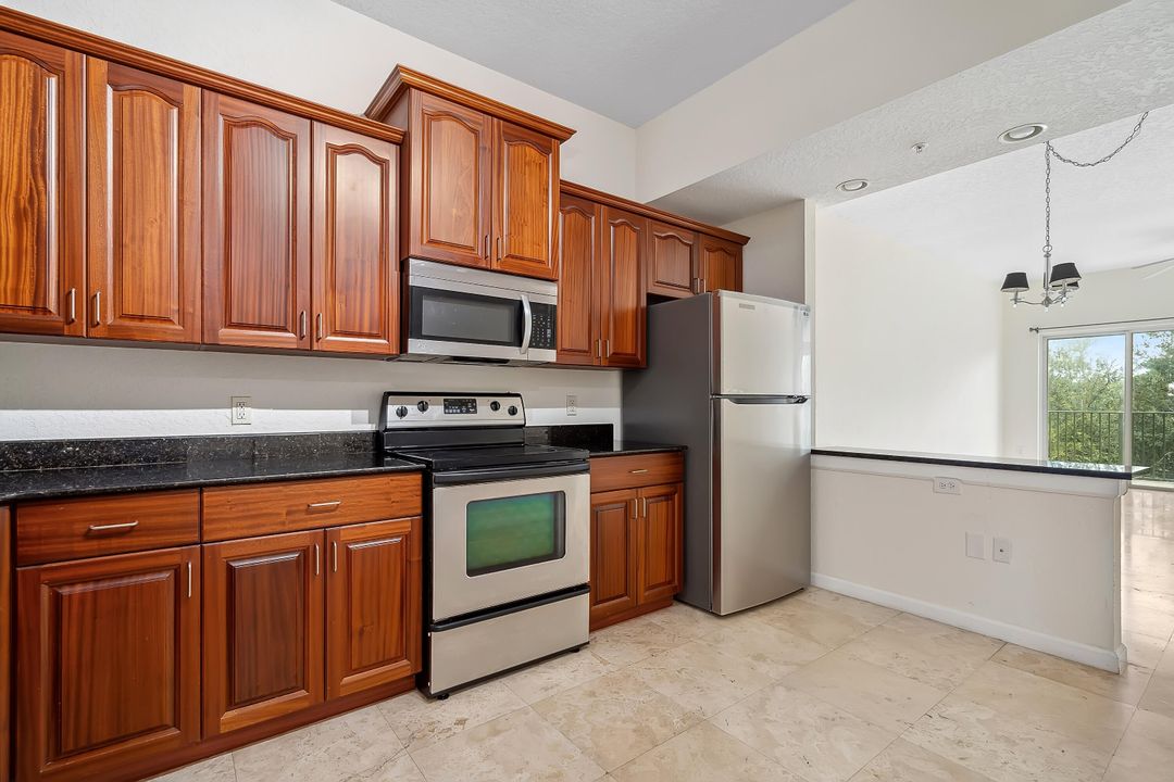 For Sale: $293,900 (2 beds, 2 baths, 1424 Square Feet)