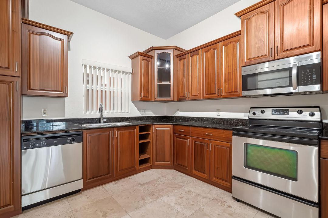 For Sale: $293,900 (2 beds, 2 baths, 1424 Square Feet)