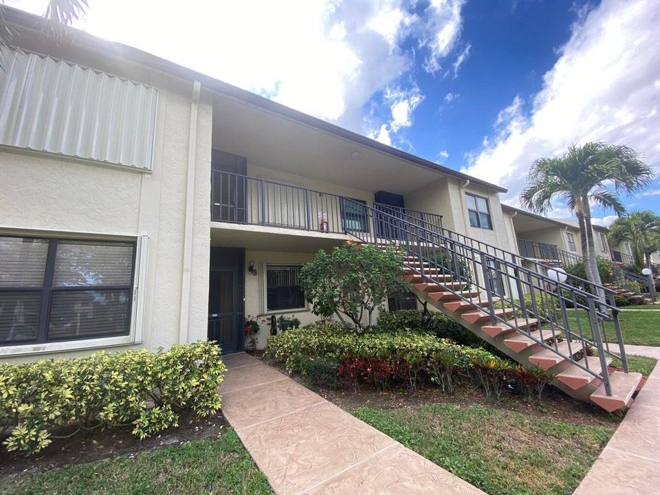 For Sale: $215,000 (2 beds, 2 baths, 1360 Square Feet)