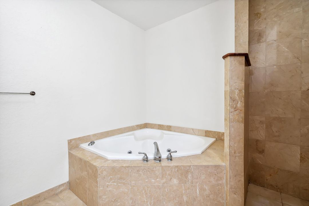 For Sale: $293,900 (2 beds, 2 baths, 1424 Square Feet)