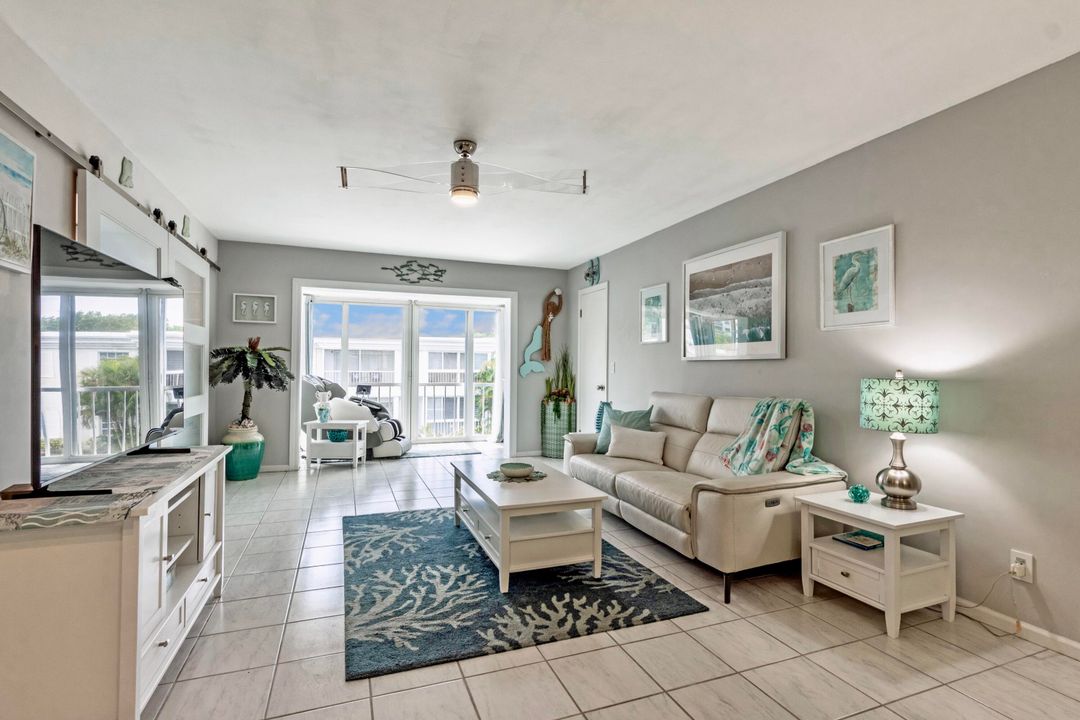 For Sale: $443,000 (2 beds, 2 baths, 1260 Square Feet)