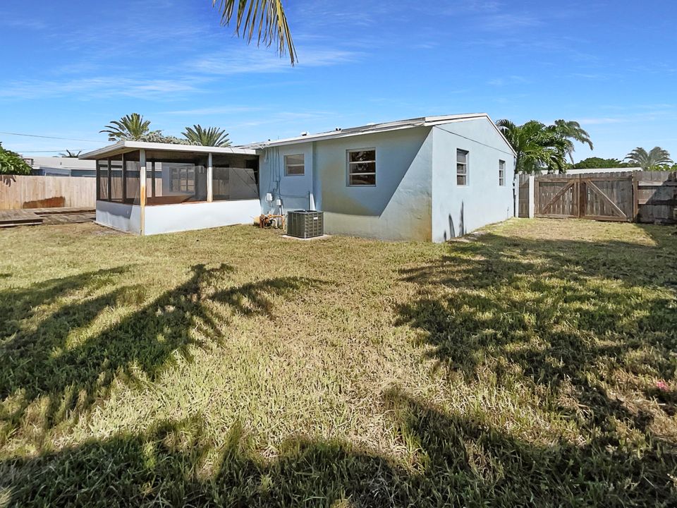 For Sale: $470,000 (3 beds, 1 baths, 1075 Square Feet)