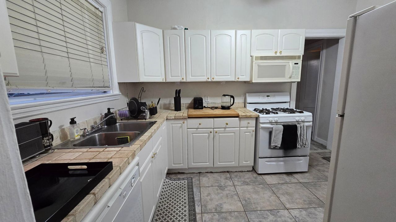 For Rent: $1,900 (1 beds, 1 baths, 600 Square Feet)