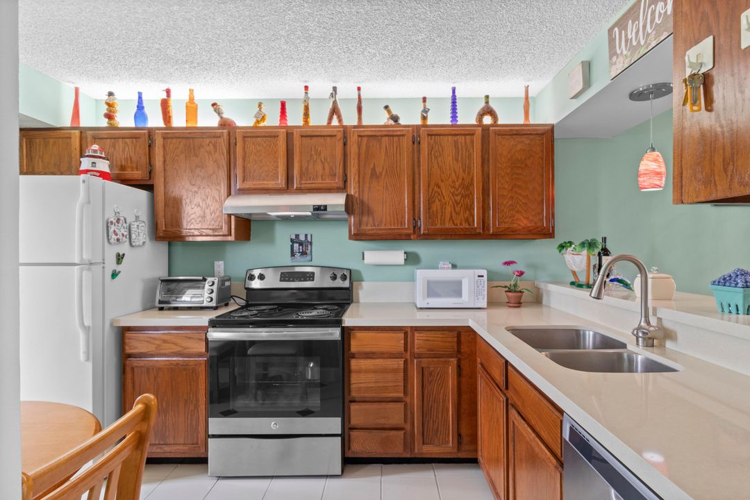 For Sale: $359,900 (2 beds, 2 baths, 1095 Square Feet)