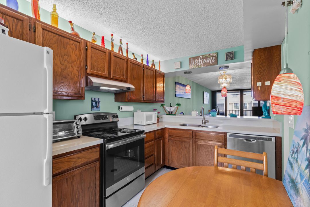 For Sale: $359,900 (2 beds, 2 baths, 1095 Square Feet)