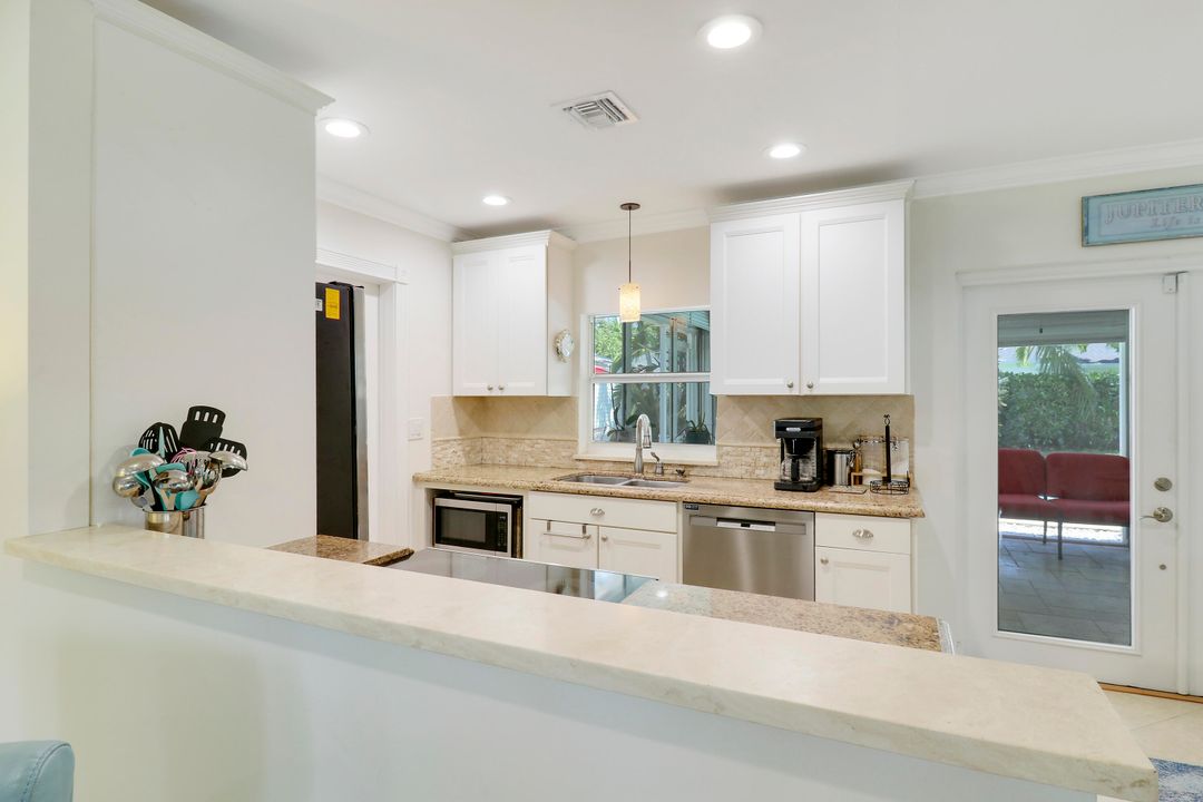 For Sale: $655,000 (2 beds, 2 baths, 1168 Square Feet)