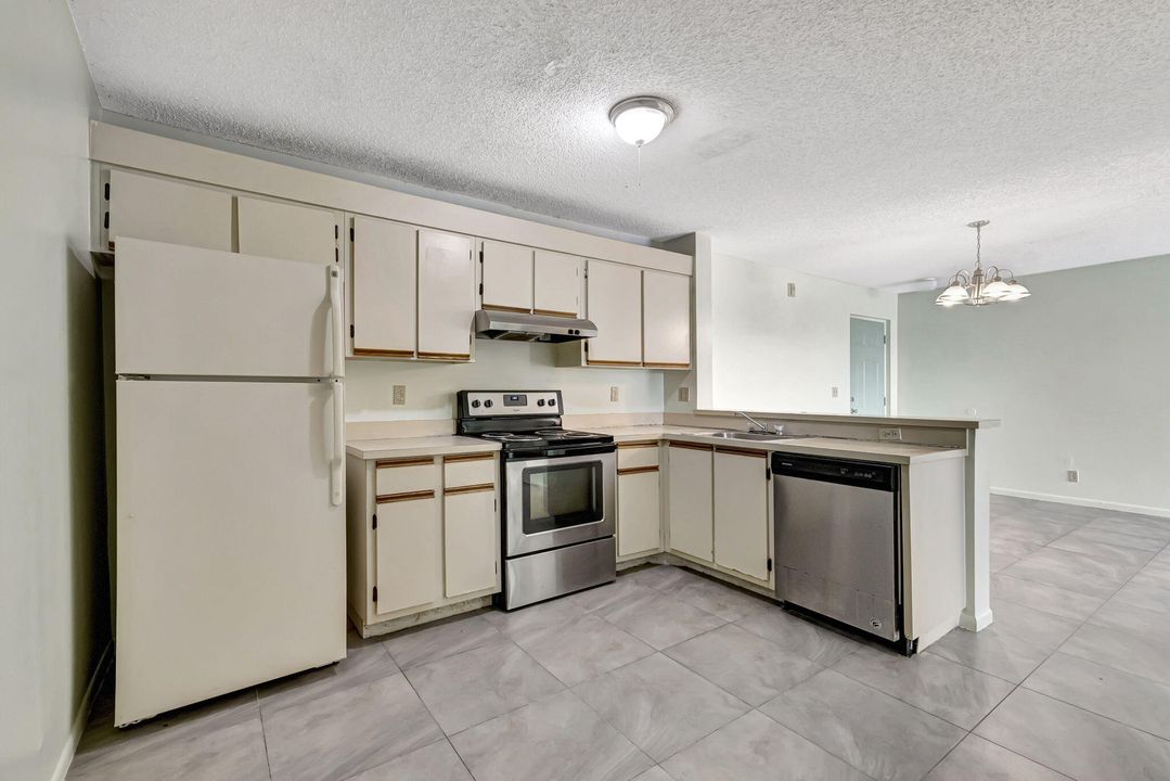 For Sale: $210,000 (1 beds, 1 baths, 784 Square Feet)