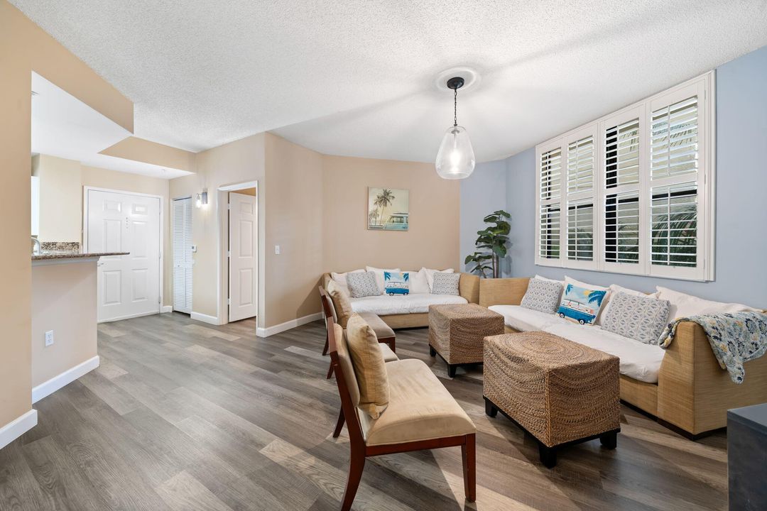 For Sale: $479,900 (2 beds, 2 baths, 1140 Square Feet)