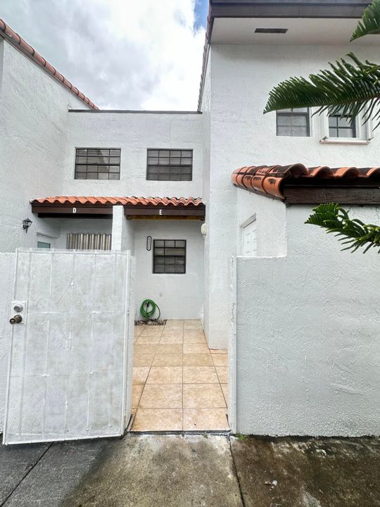 For Rent: $2,600 (2 beds, 2 baths, 1034 Square Feet)