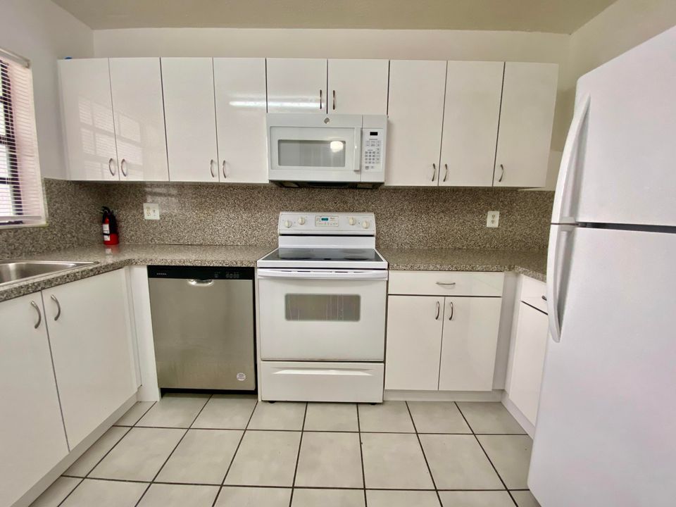 For Rent: $2,600 (2 beds, 2 baths, 1034 Square Feet)