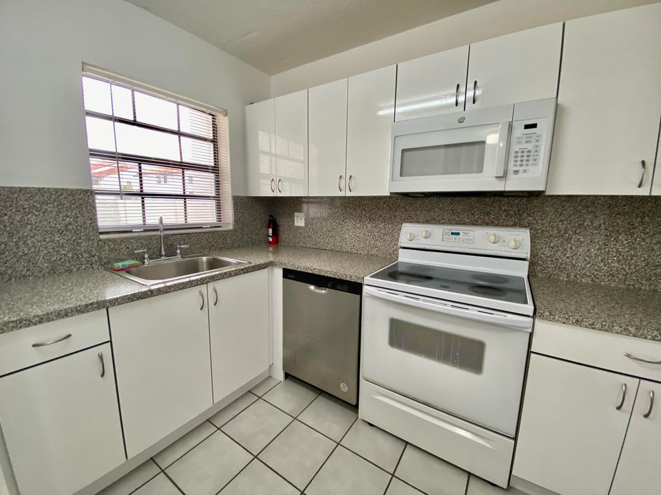 For Rent: $2,600 (2 beds, 2 baths, 1034 Square Feet)