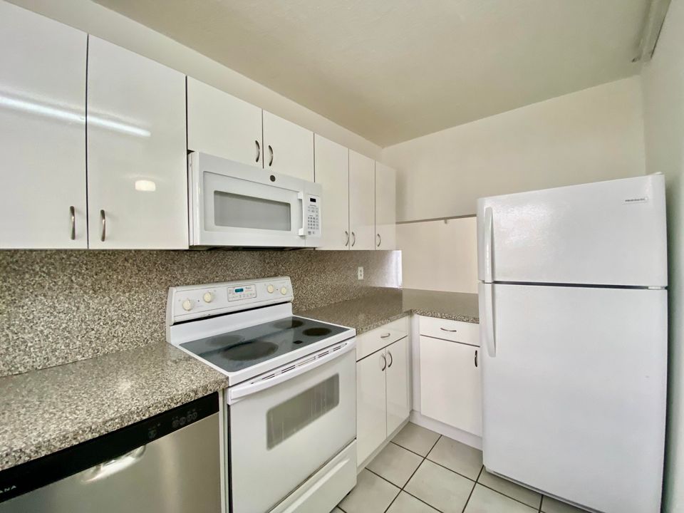 For Rent: $2,600 (2 beds, 2 baths, 1034 Square Feet)