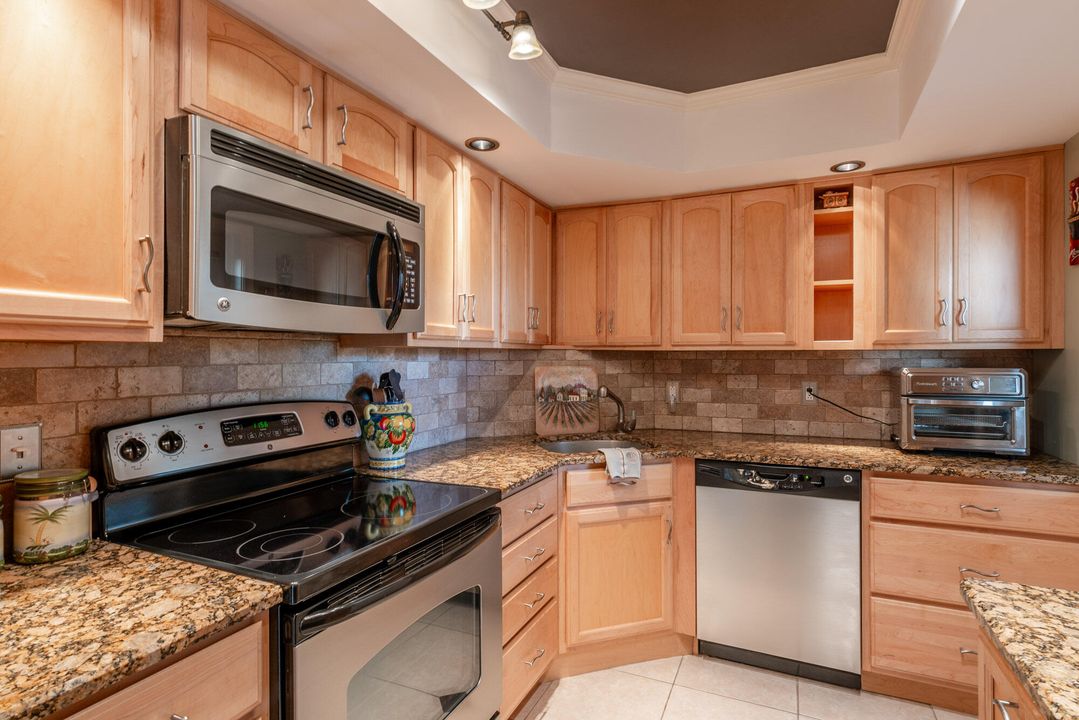 For Sale: $435,000 (2 beds, 2 baths, 1211 Square Feet)