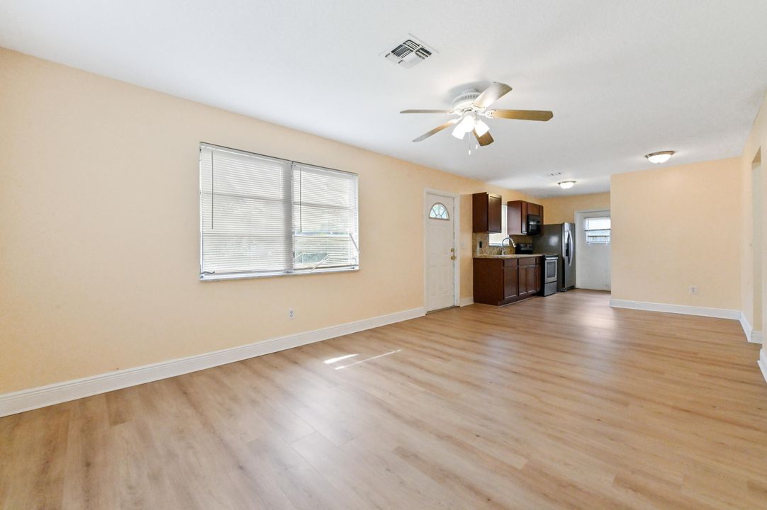 For Sale: $349,900 (2 beds, 1 baths, 825 Square Feet)