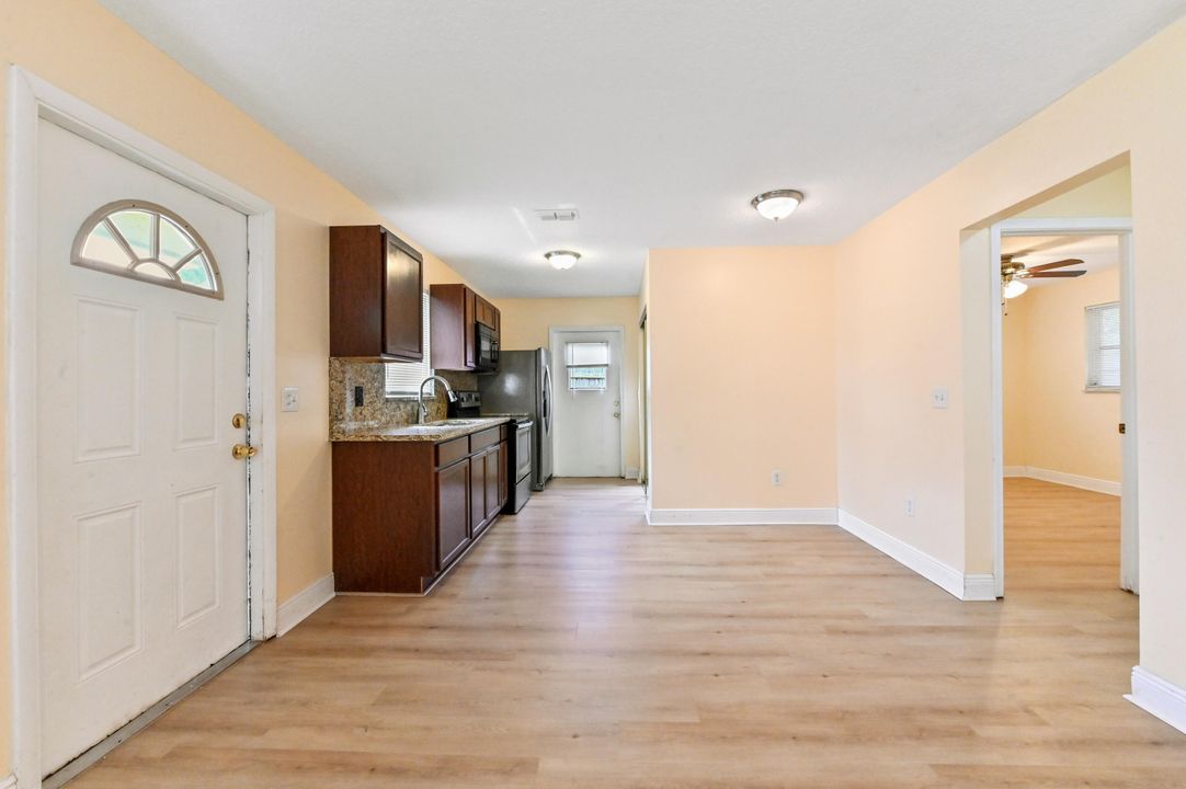 For Sale: $349,900 (2 beds, 1 baths, 825 Square Feet)