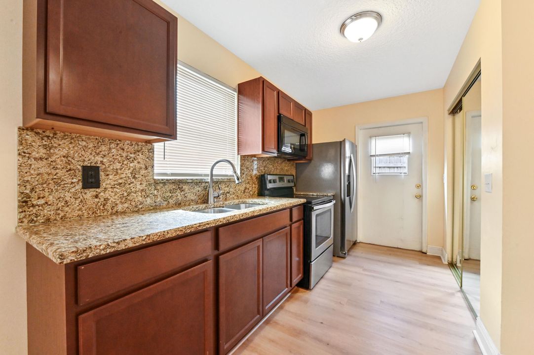 For Sale: $349,900 (2 beds, 1 baths, 825 Square Feet)