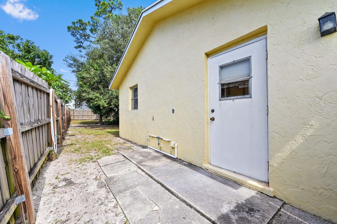 For Sale: $349,900 (2 beds, 1 baths, 825 Square Feet)