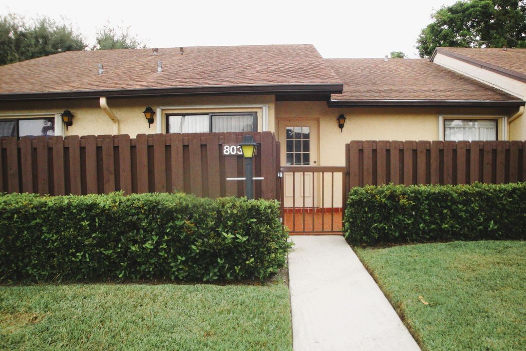 For Rent: $2,400 (2 beds, 2 baths, 1370 Square Feet)