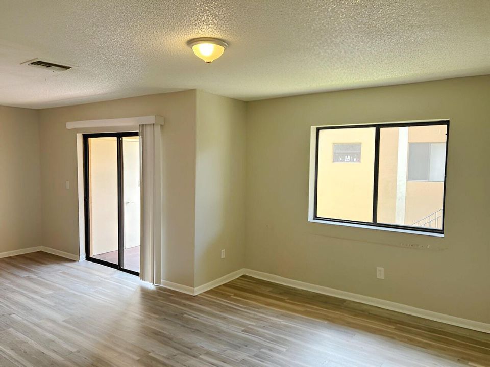 For Sale: $209,900 (2 beds, 2 baths, 855 Square Feet)