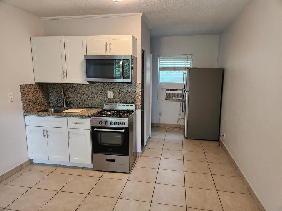 For Rent: $1,200 (1 beds, 1 baths, 250 Square Feet)