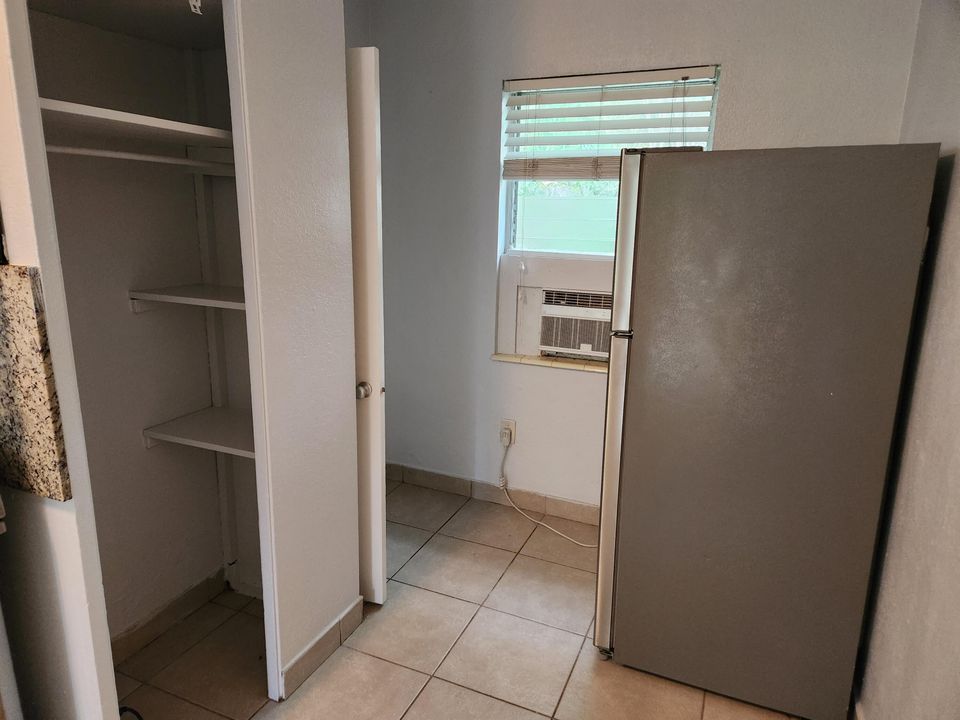 For Rent: $1,200 (1 beds, 1 baths, 250 Square Feet)