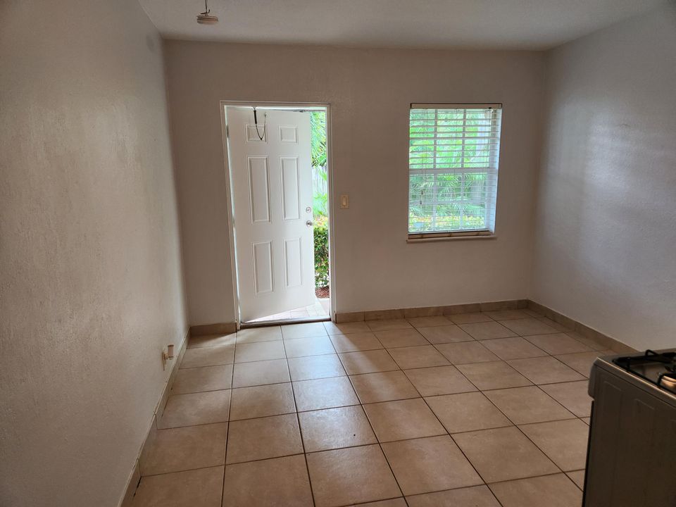 For Rent: $1,200 (1 beds, 1 baths, 250 Square Feet)