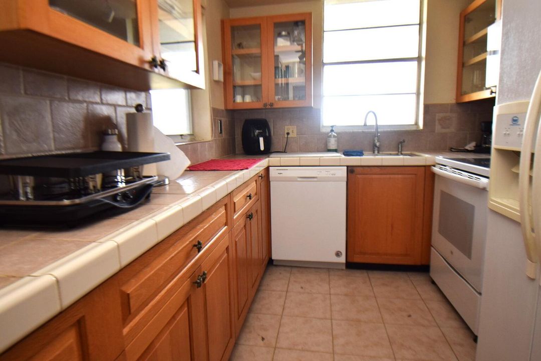 For Rent: $2,750 (2 beds, 2 baths, 990 Square Feet)