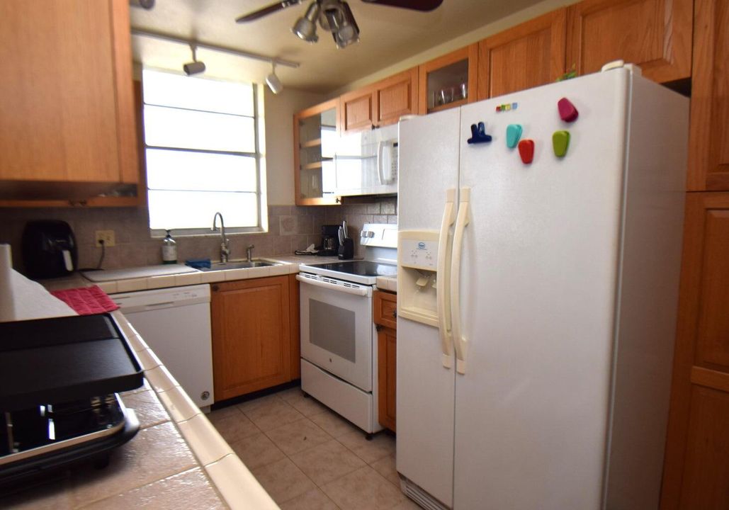 For Rent: $2,750 (2 beds, 2 baths, 990 Square Feet)