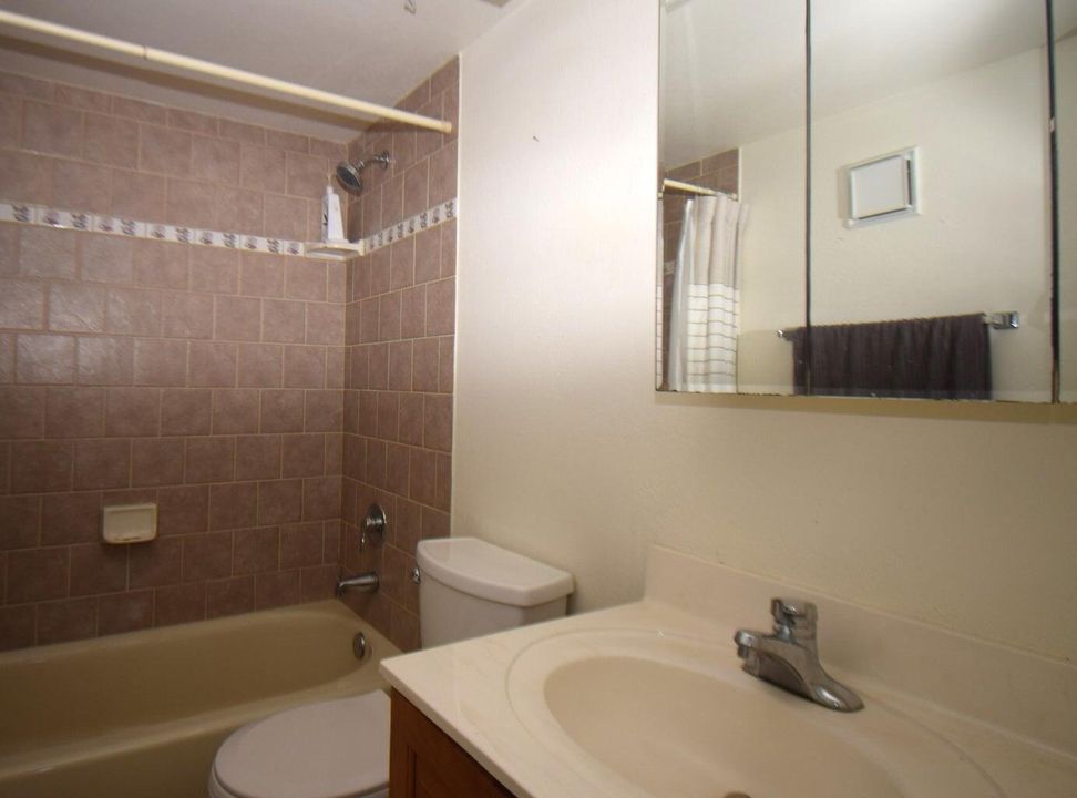 For Rent: $2,750 (2 beds, 2 baths, 990 Square Feet)