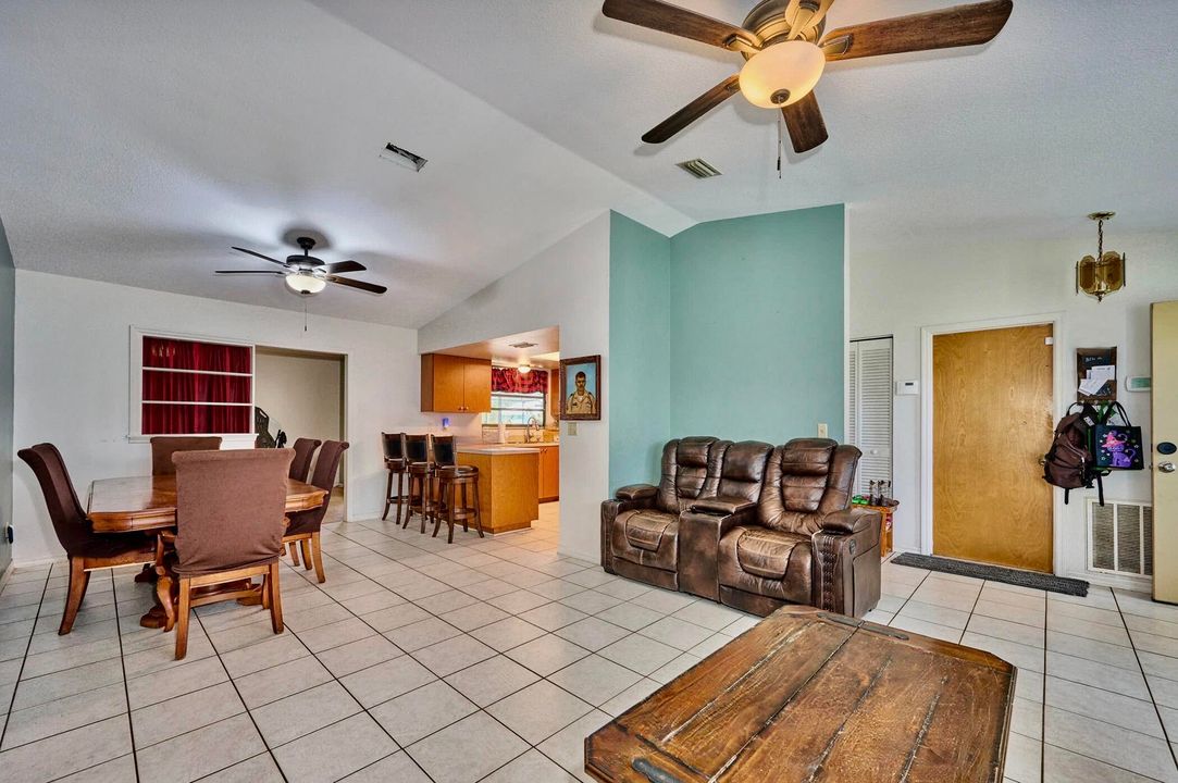 For Sale: $325,000 (3 beds, 2 baths, 1601 Square Feet)