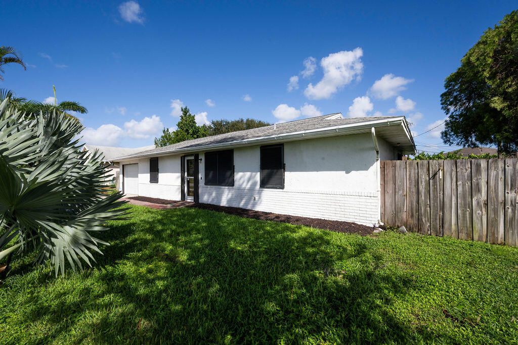 For Sale: $320,000 (2 beds, 2 baths, 1268 Square Feet)