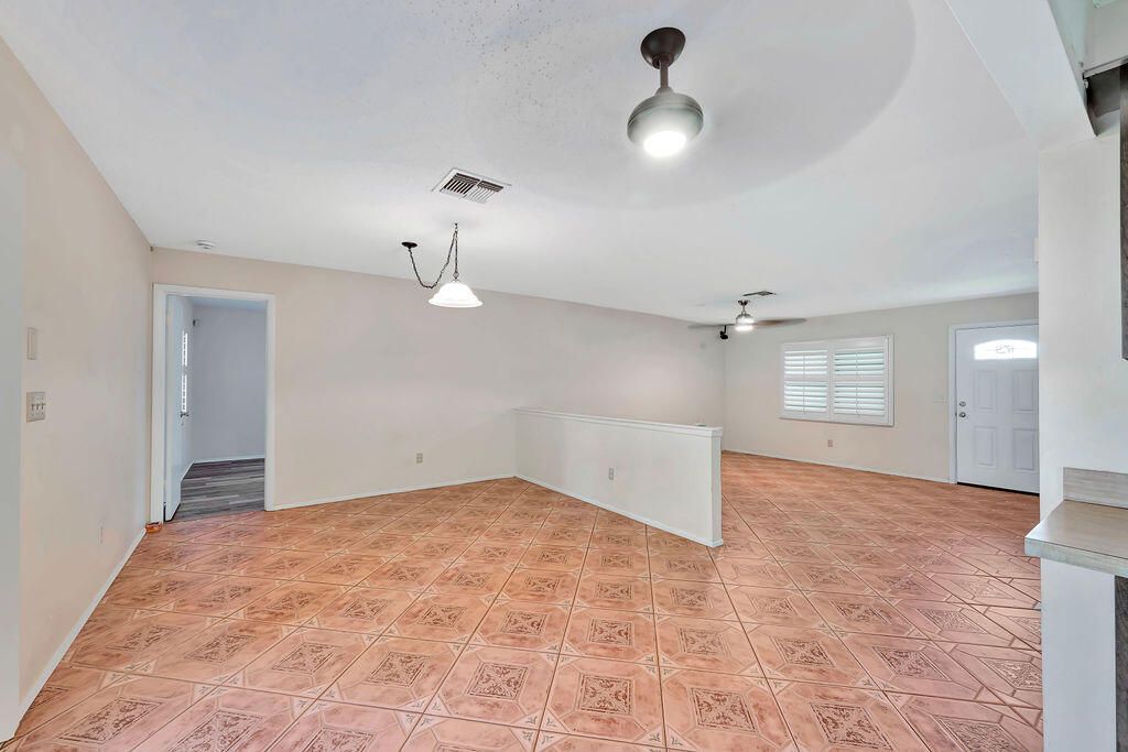 For Sale: $320,000 (2 beds, 2 baths, 1268 Square Feet)