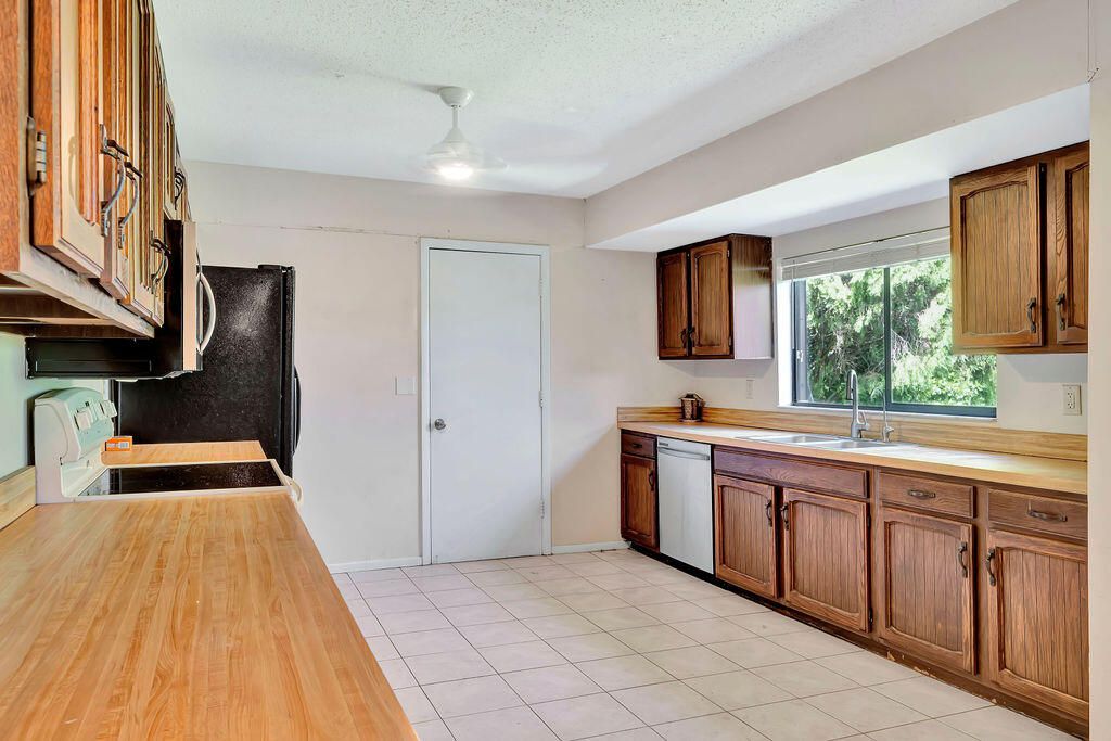 For Sale: $320,000 (2 beds, 2 baths, 1268 Square Feet)