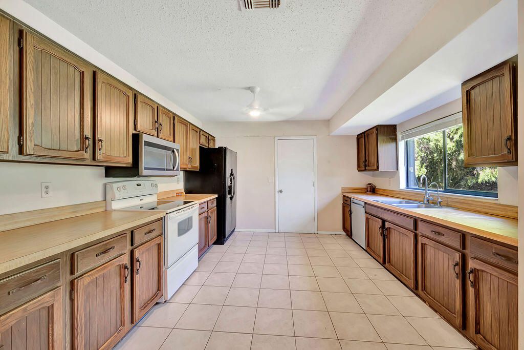 For Sale: $320,000 (2 beds, 2 baths, 1268 Square Feet)