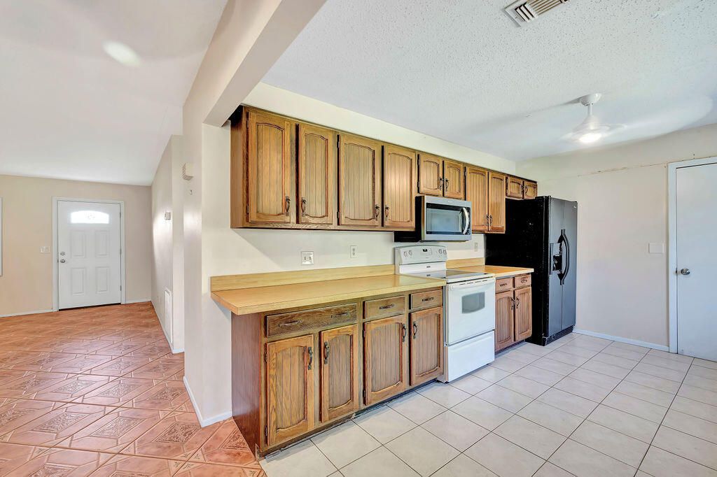 For Sale: $320,000 (2 beds, 2 baths, 1268 Square Feet)