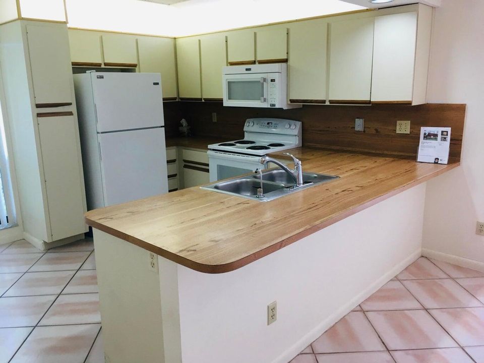 For Rent: $2,300 (2 beds, 2 baths, 1359 Square Feet)