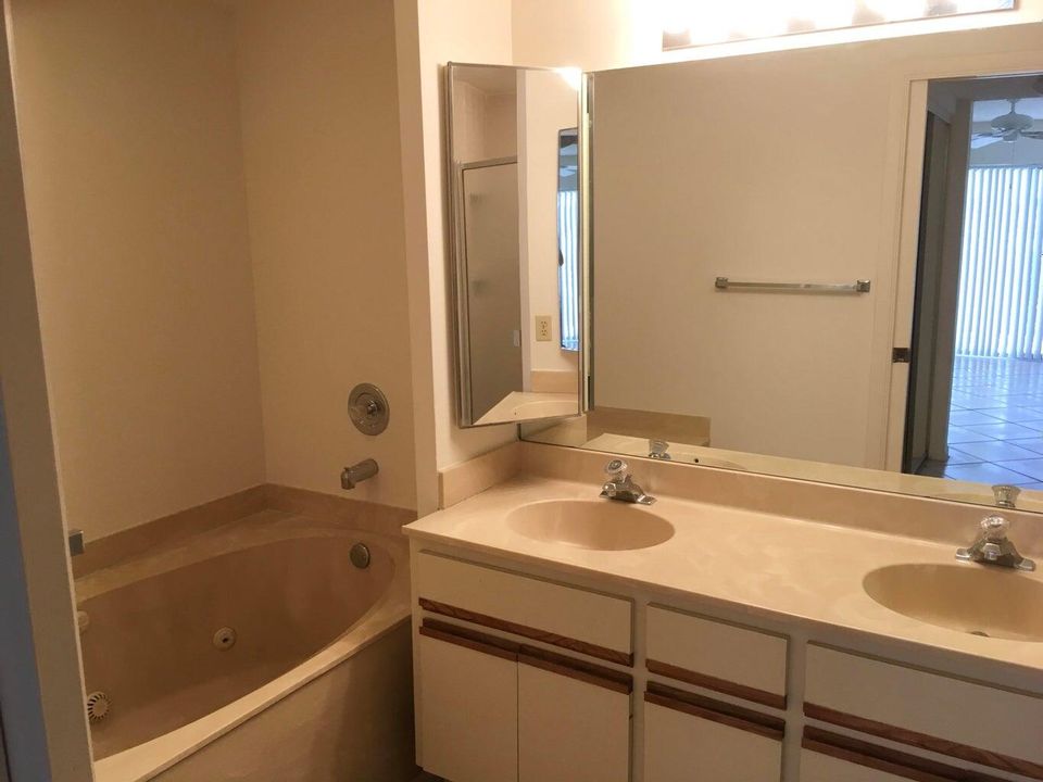 For Rent: $2,300 (2 beds, 2 baths, 1359 Square Feet)