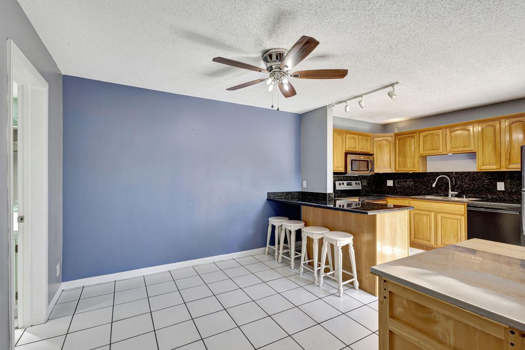 For Sale: $299,500 (2 beds, 2 baths, 1236 Square Feet)