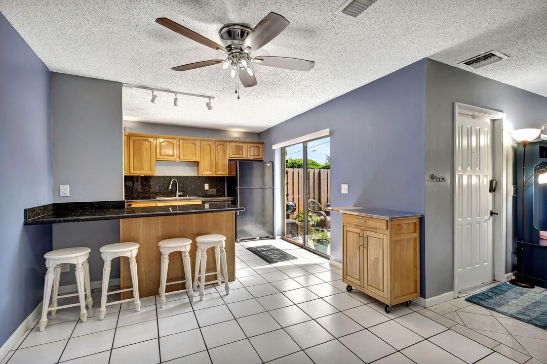 For Sale: $299,500 (2 beds, 2 baths, 1236 Square Feet)