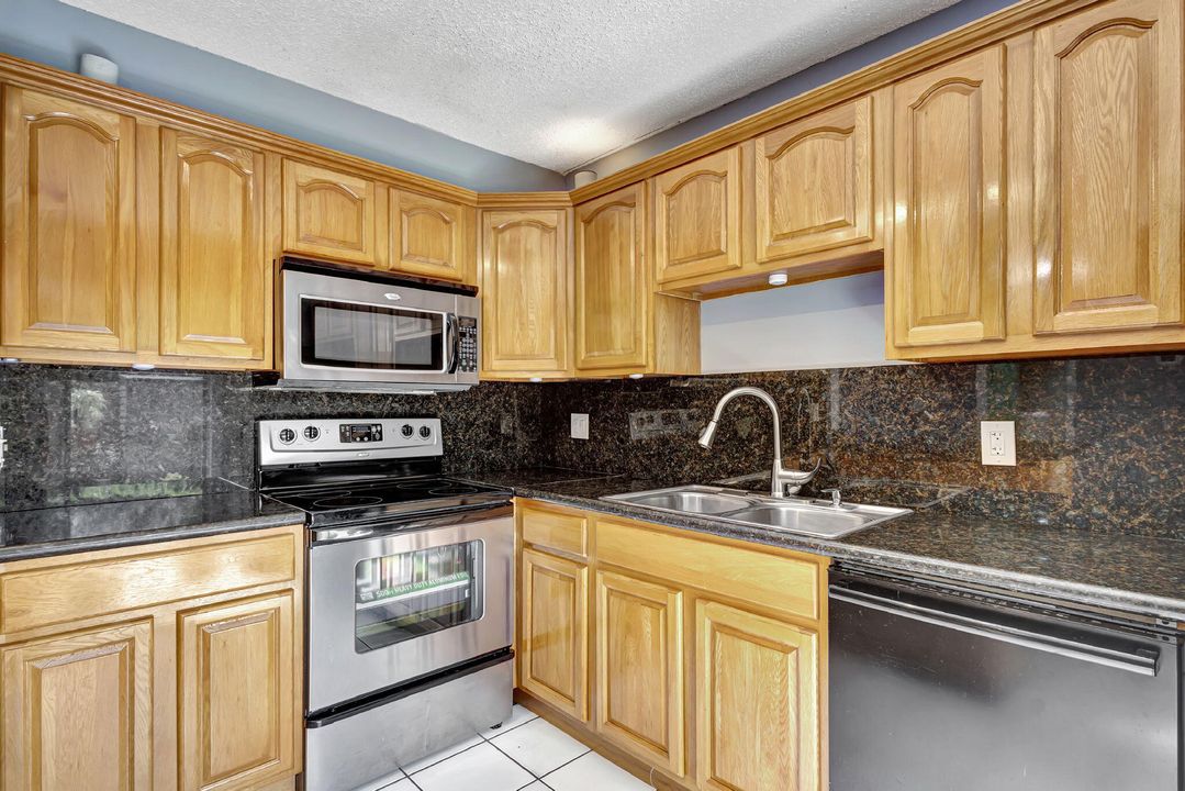 For Sale: $299,500 (2 beds, 2 baths, 1236 Square Feet)