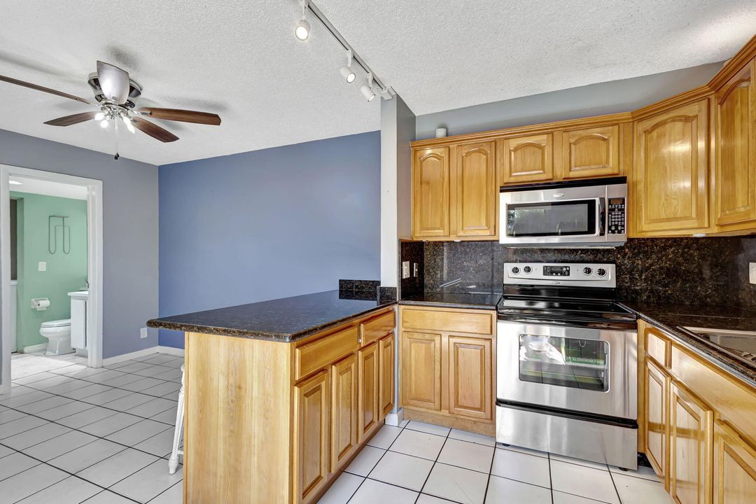 For Sale: $299,500 (2 beds, 2 baths, 1236 Square Feet)