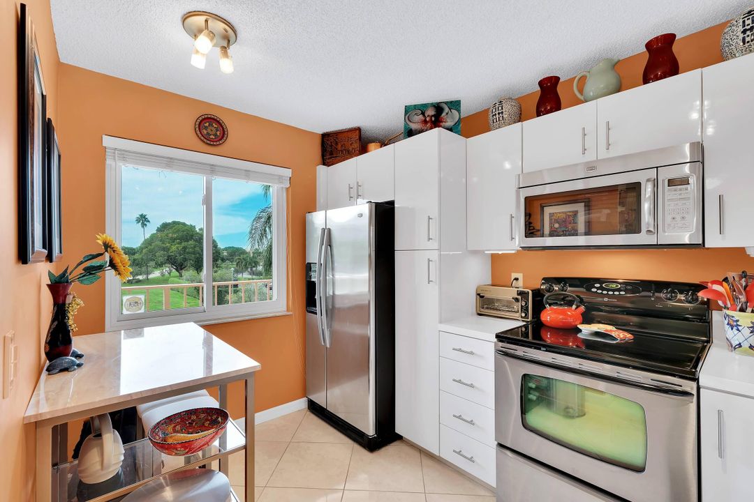 For Sale: $257,000 (2 beds, 2 baths, 990 Square Feet)