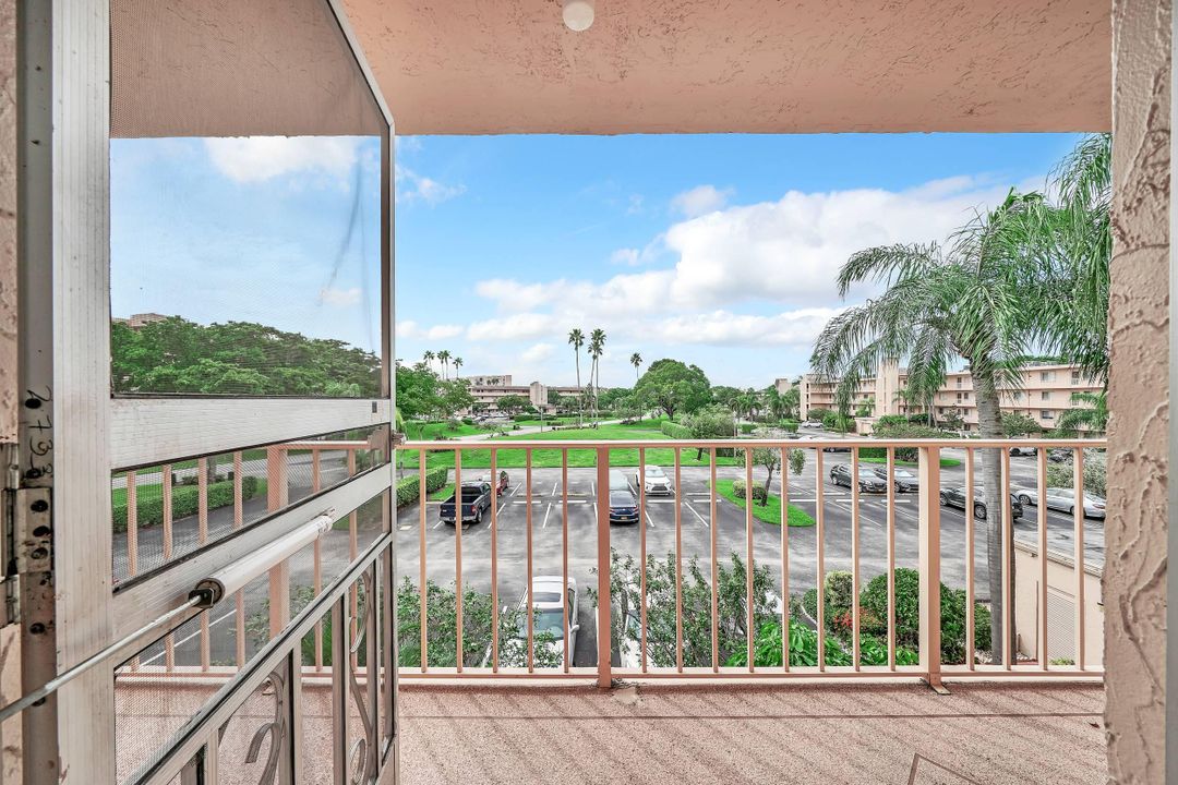 For Sale: $257,000 (2 beds, 2 baths, 990 Square Feet)